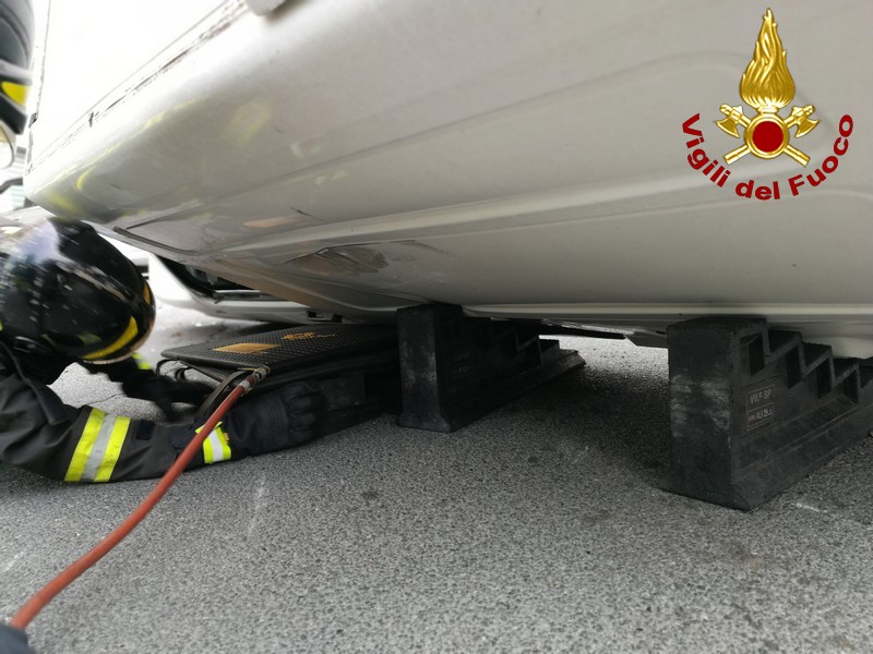 Schianto all'incrocio, auto si ribalta in piazza Dante