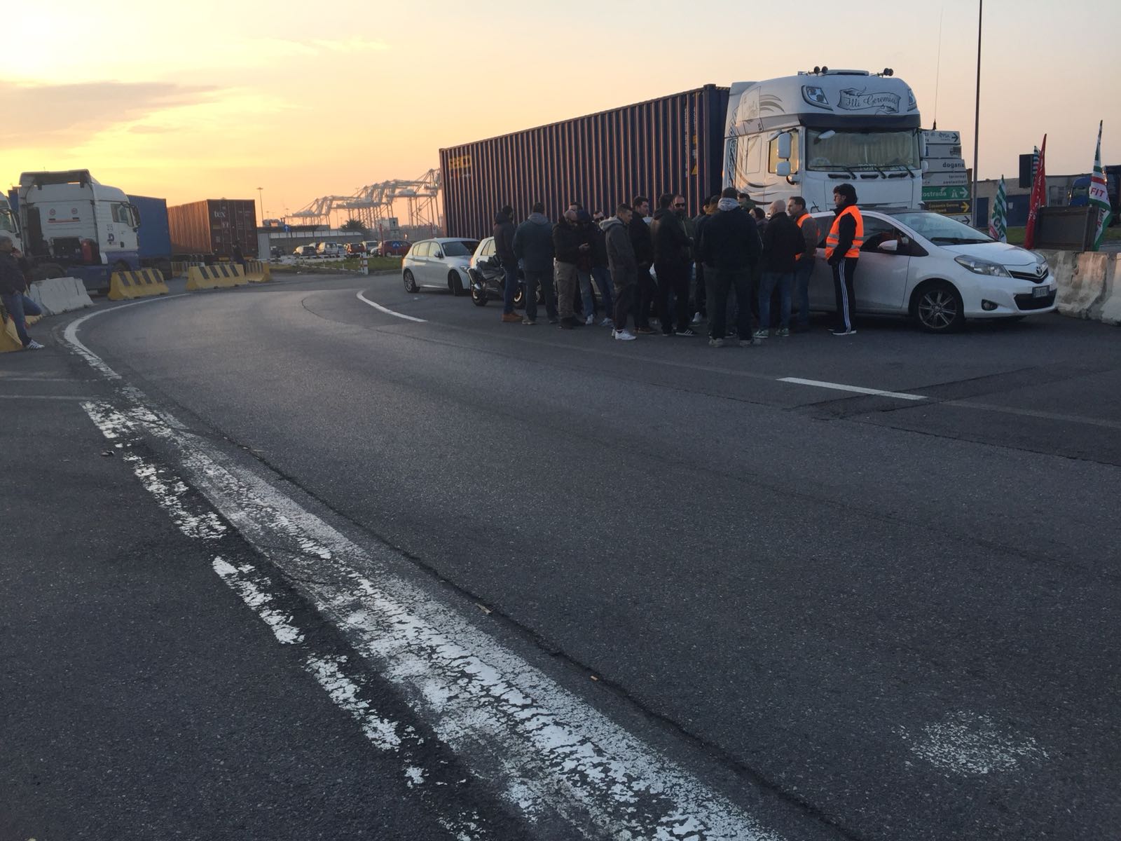 Vte, camionista muore investito da un tir: trasportatori e portuali in sciopero per 24 ore