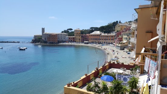 Bus per turisti si insabbia nella Baia del Silenzio 