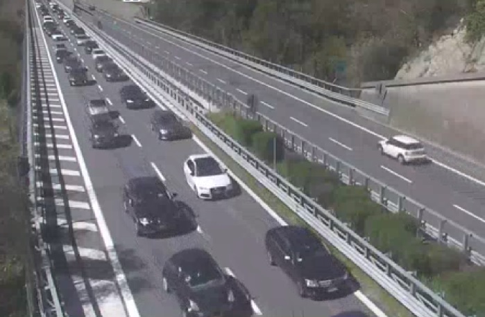 Turisti verso il mare e tamponamenti: code e rallentamenti sulle autostrade liguri