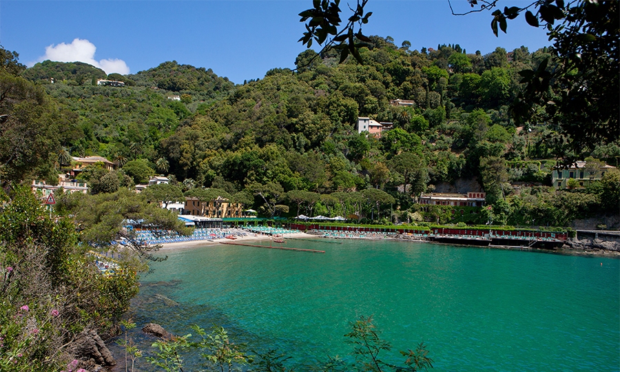 Sversamento di idrocarburi nella spiaggia di Paraggi, in corso gli accertamenti  