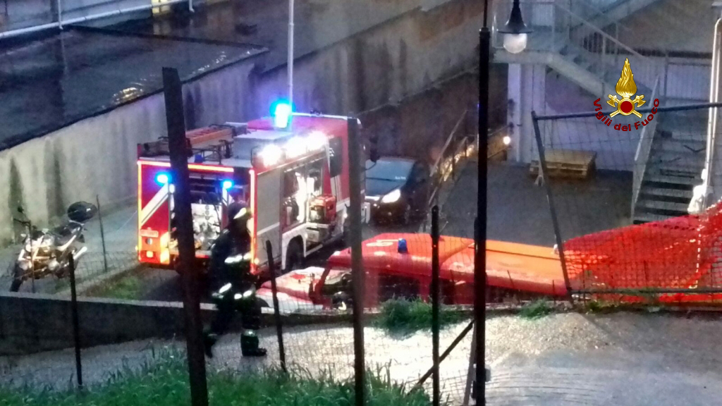 Incendio in uno scantinato di via Geirato, inagibile un solaio