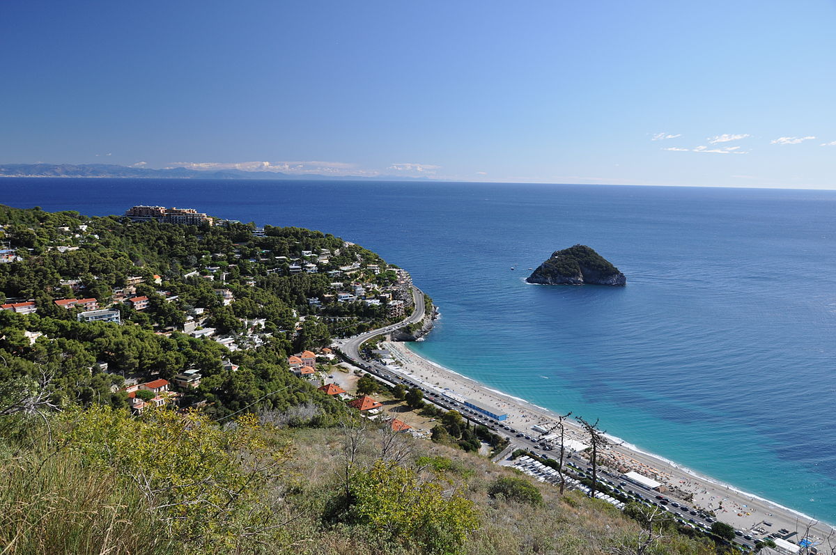 Lavori non autorizzati, denunciato il titolare di uno stabilimento balneare