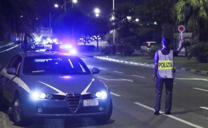 Bolzaneto, in moto senza patente fugge sul marciapiede: arrestato