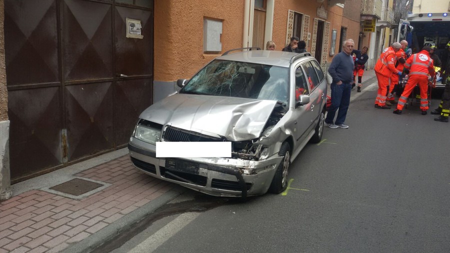 Auto travolge una coppia a bordo strada, gravissimi due imperiesi a Ponte di Nava