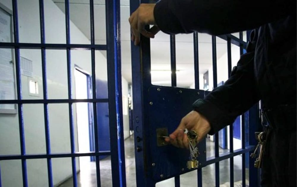 Non impedì il pestaggio di un detenuto, agente penitenziario condannato a 4 anni