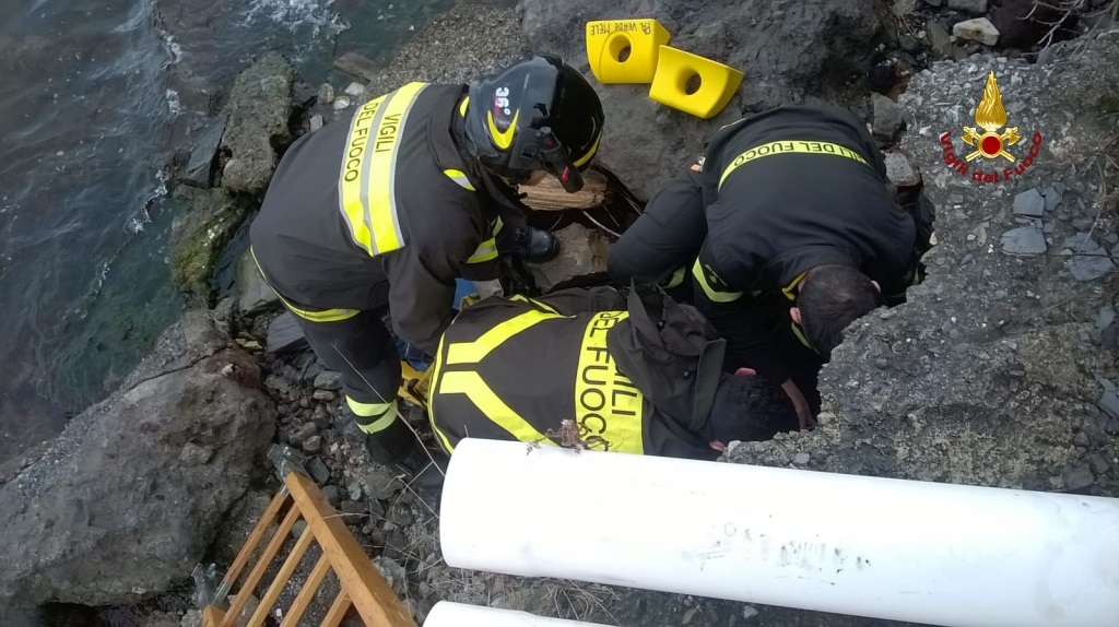 Cade sugli scogli a Voltri, ferito un 70enne