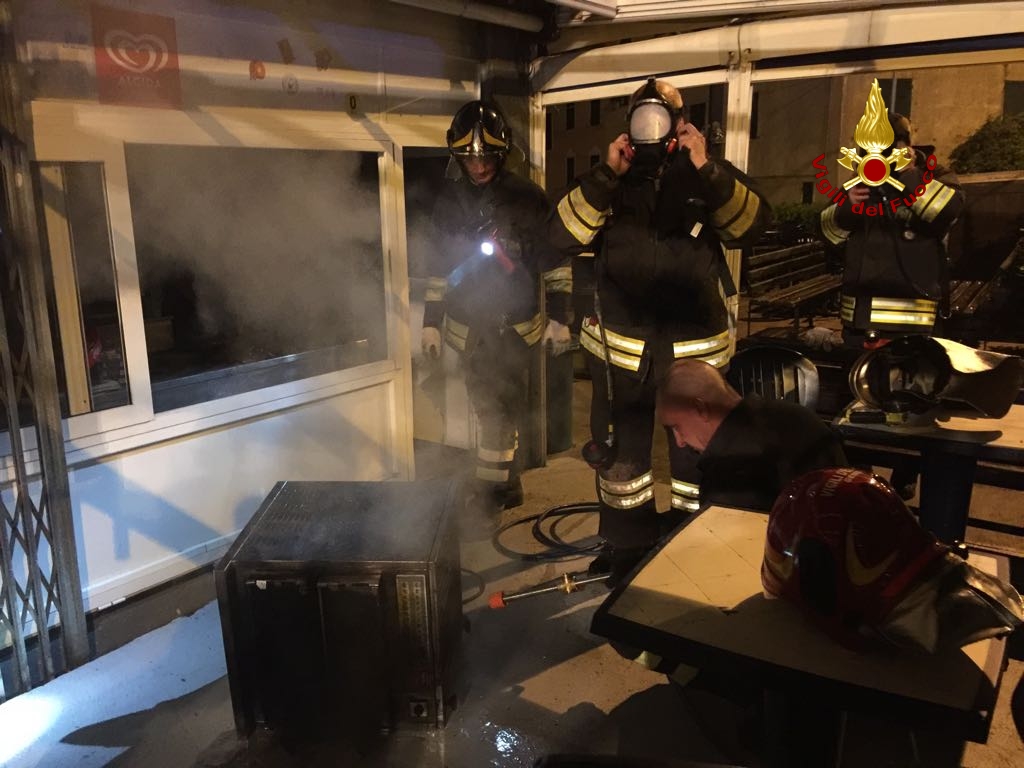 Quinto: gruppo di ragazzi chiama il 112 e salva un bar dall'incendio