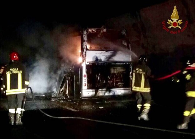 Bus di studenti a fuoco in A10: nessun ferito ma coda per ore