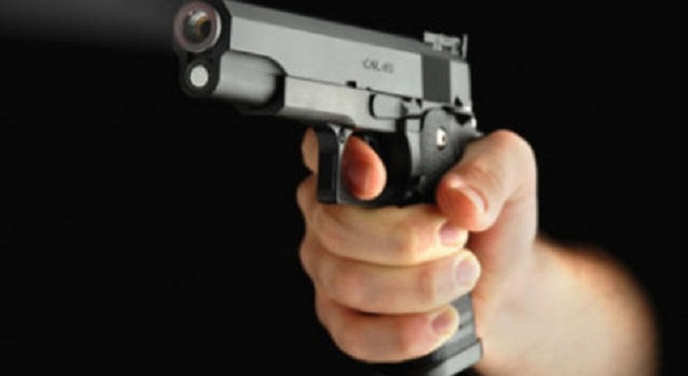 Lite in famiglia, uomo spara un colpo di pistola: fermato