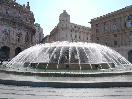 Lava la bici nella fontana di piazza De Ferrari: multato