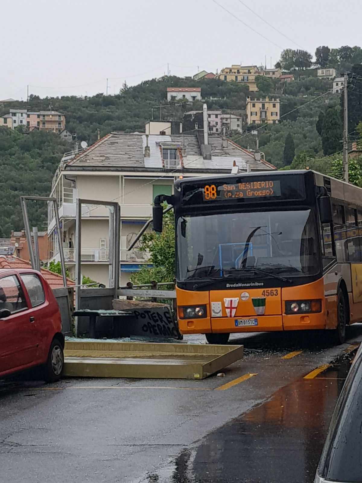 Apparizione, autobus scontra la pensilina alla fermata del bus di via Olivieri