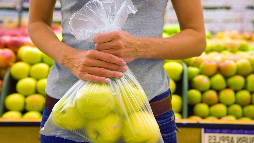 Genova, nei mercati il 75% dei sacchetti bio è fuori norma