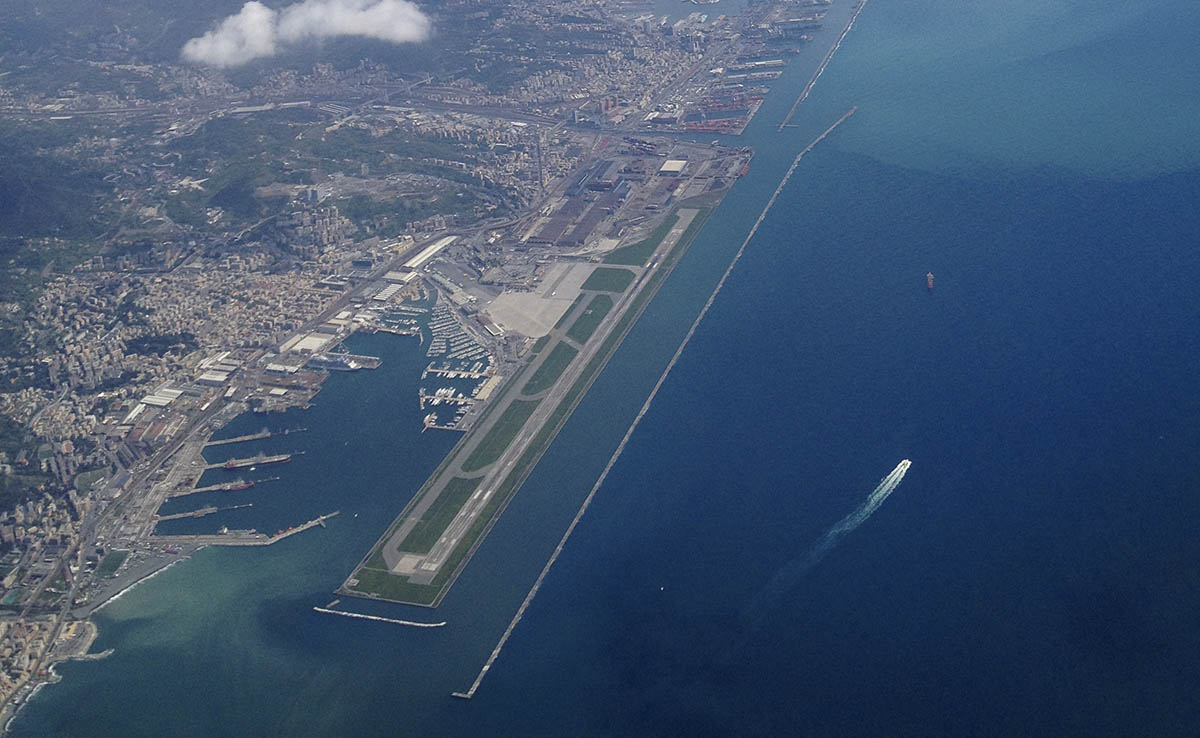 Aereo in emergenza carburante, allerta all'aeroporto di Genova