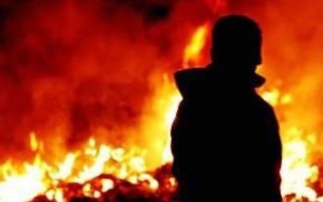 Litiga con la fidanzata e incendia l'appartamento