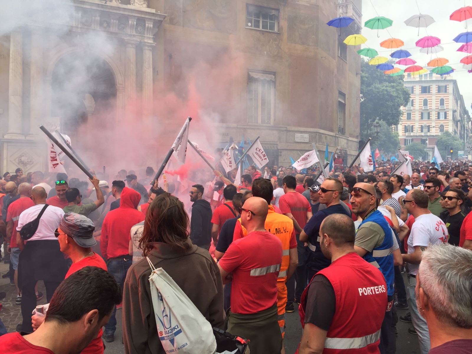 Genova, sciopero e corteo dei portuali: Primocanale in diretta, gli aggiornamenti