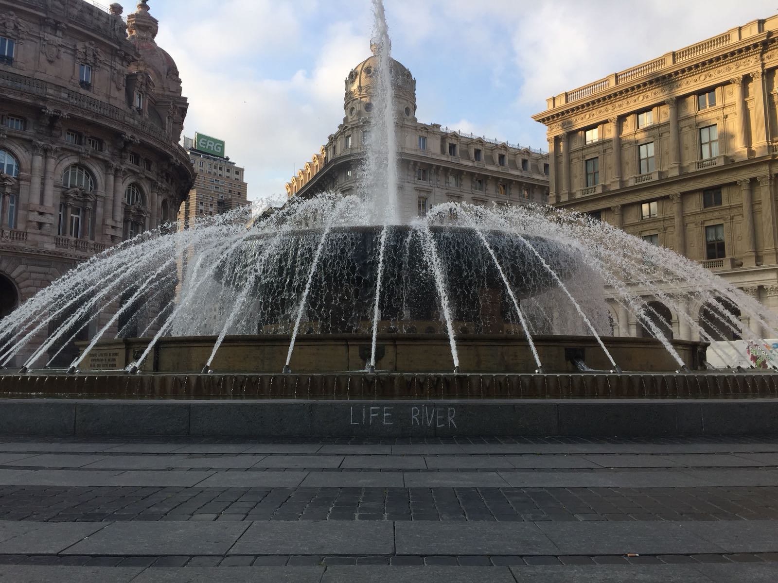 Vandali nella notte in piazza De Ferrari, scritta sul basamento della fontana