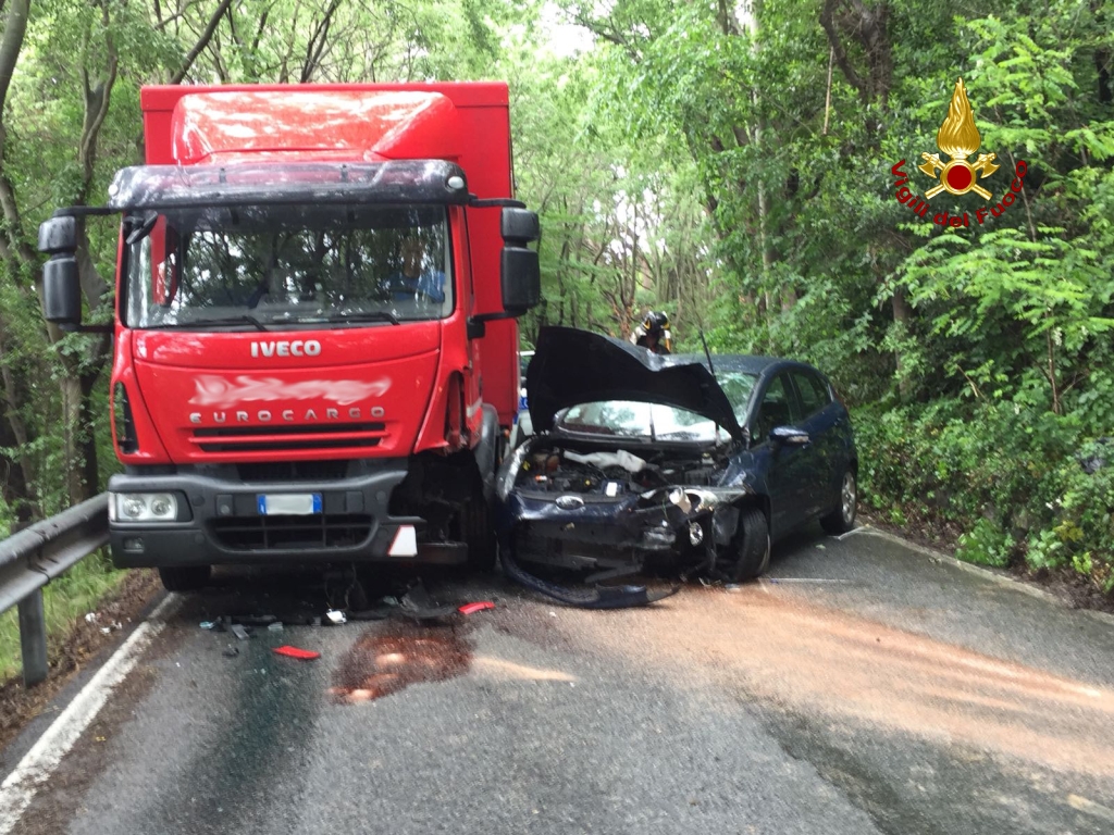 Incidente stradale in via Carso, ferita una donna