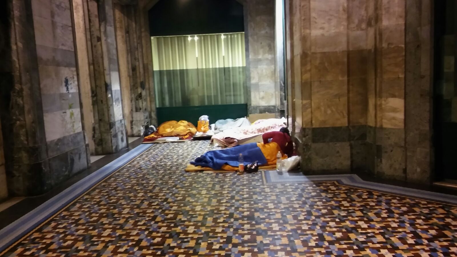 Allontanati i clochard di piazza della Vittoria, per ognuno 200 euro di multa