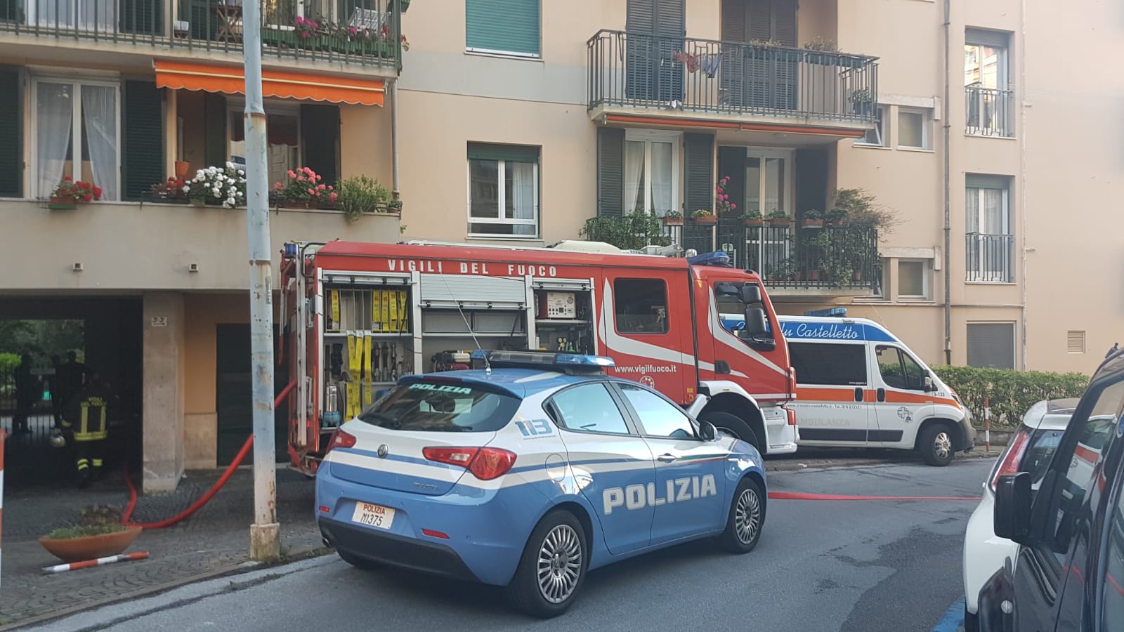 Castelletto, incendio in via Crocco: donna muore insieme ai suoi cani