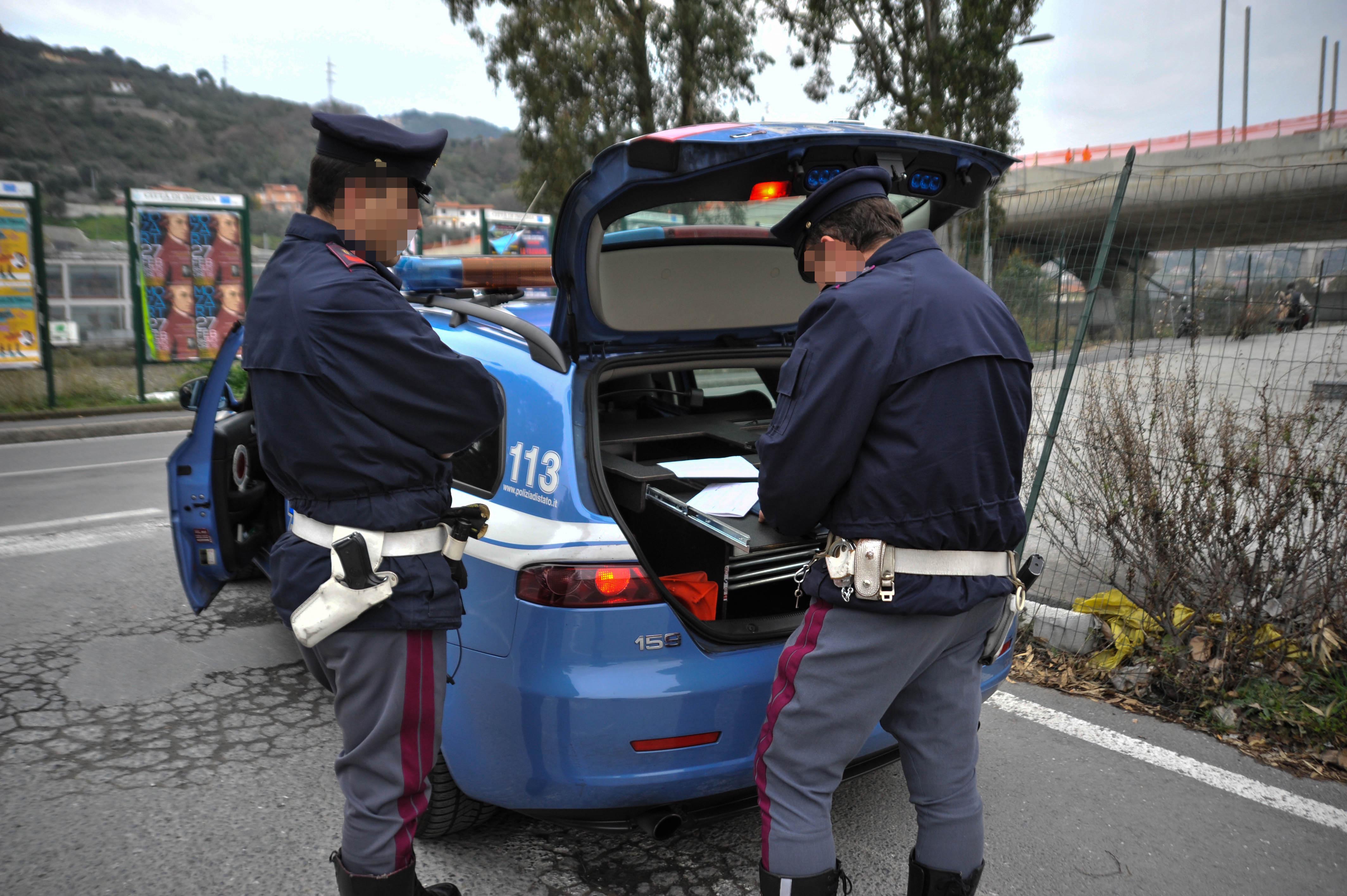 In macchina con la pistola carica, fermati padre e figlio a Rapallo