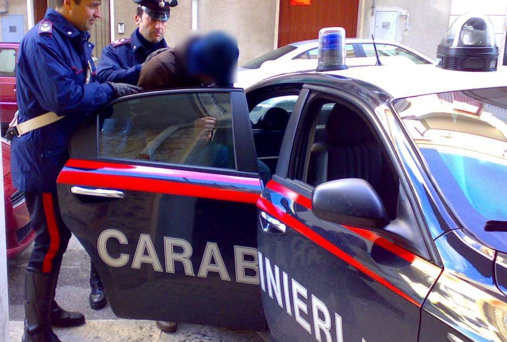 Prende a pugni l'auto dei carabinieri e morde un'infermiera, arrestato un nigeriano