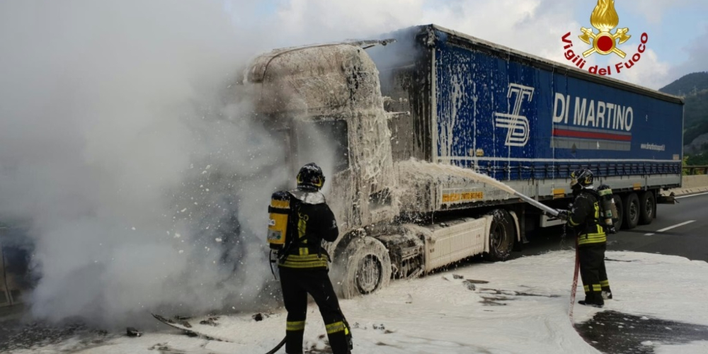 Incendio tir sulla A26, autista si mette in salvo