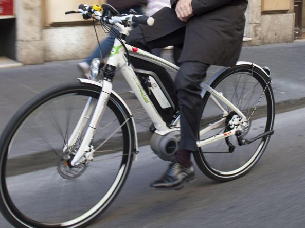 Scippatore in bici per le vie di Genova, strappa la collana a una donna 