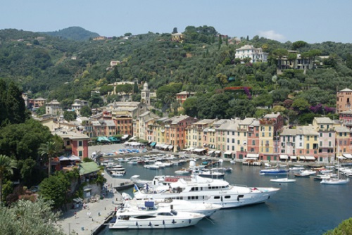 Portofino, sale su uno yacht e prende il largo: arrestata pittrice inglese