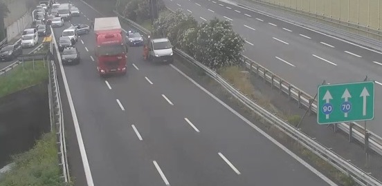 A10, tir si intraversa ad Arenzano: ennesima mattina di disagi in autostrada 