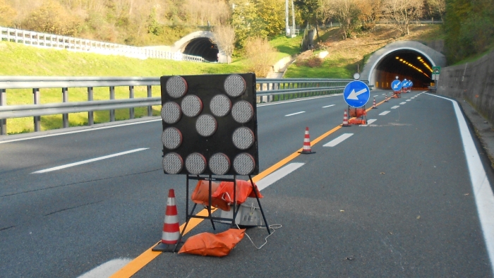 A10: camion colpisce un cartello stradale che sfiora un operaio