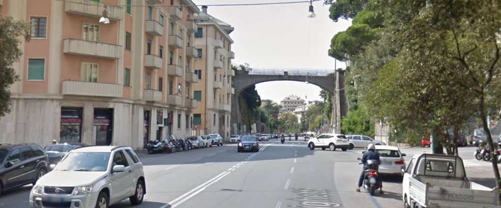 Incidente in via Righetti, scontro auto-moto: centauro grave all'ospedale 