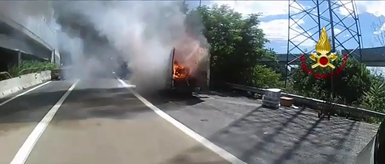 A10, furgone prende fuoco all'improvviso: fiamme spente dai vigili del fuoco 