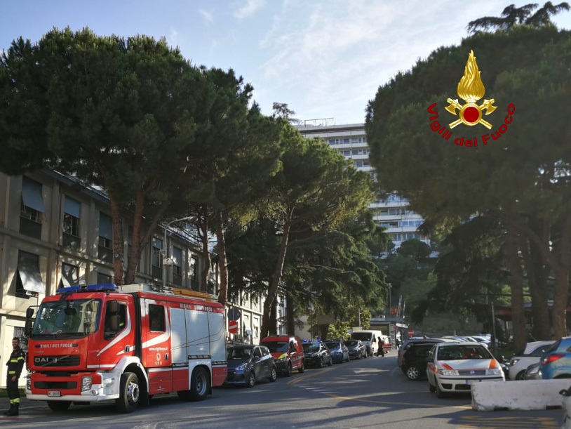 Ospedale San Martino, paura all'alba: incendio in un ascensore 