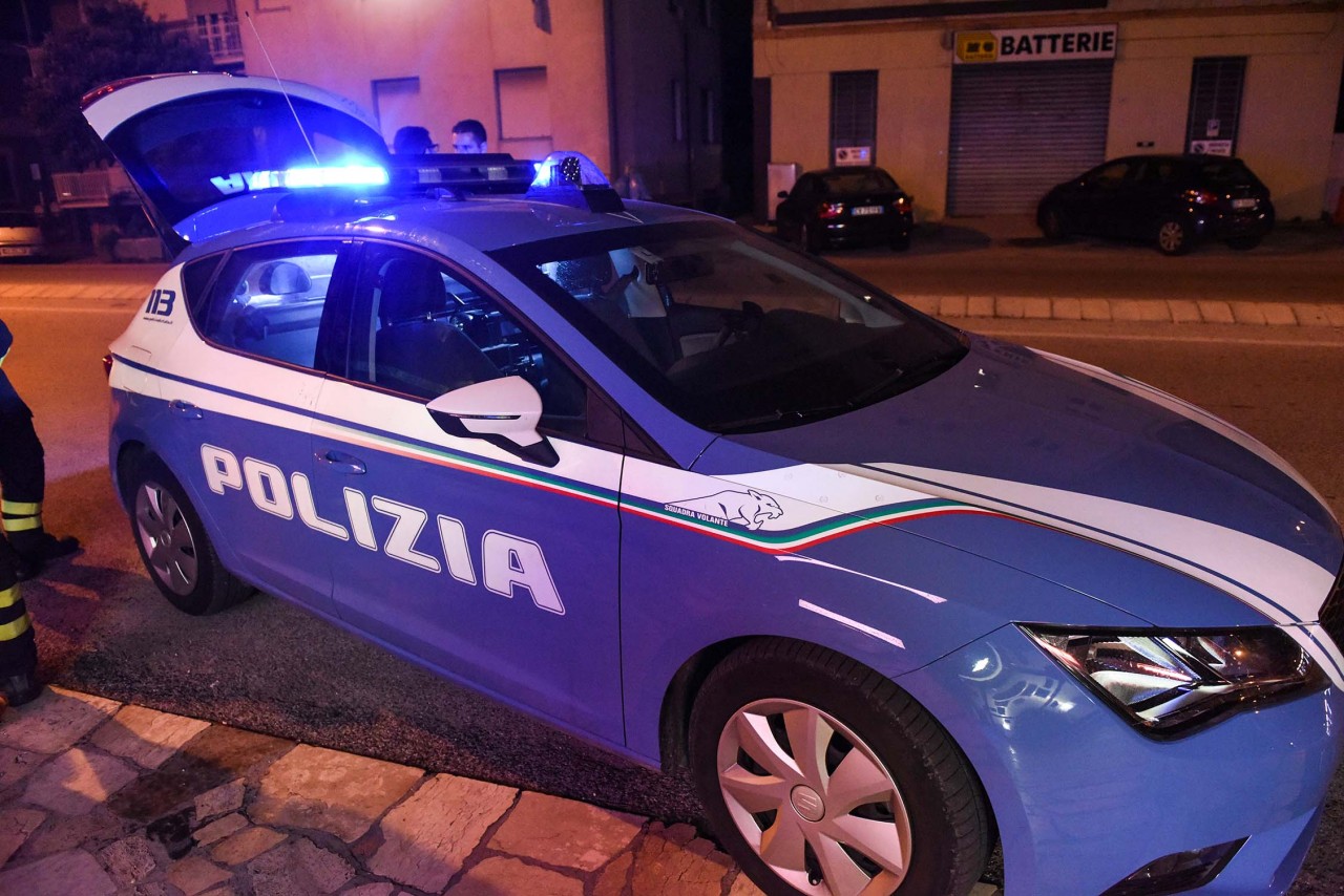 Travolge auto con a bordo cinque persone e scappa: caccia al pirata della strada