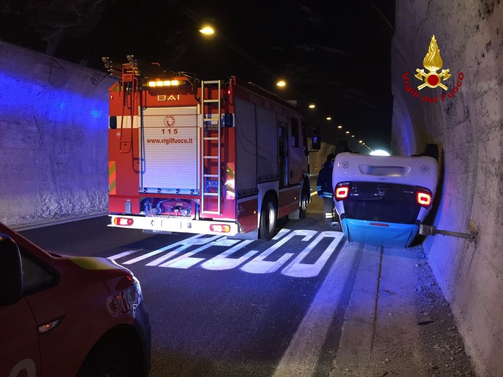 A12, scontro in galleria: auto si ribalta a Recco