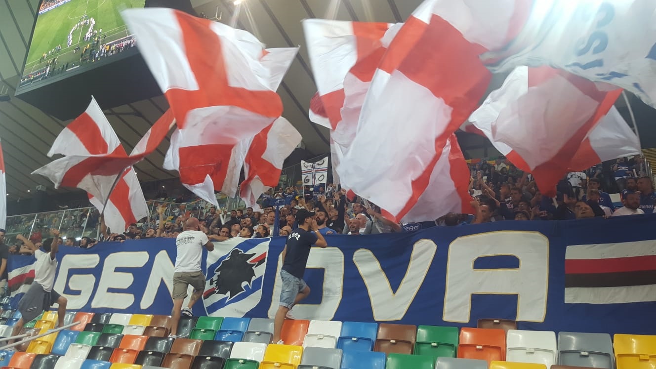 Ponte Morandi, a Udine i tifosi della Sampdoria sventolano la bandiera di Genova 