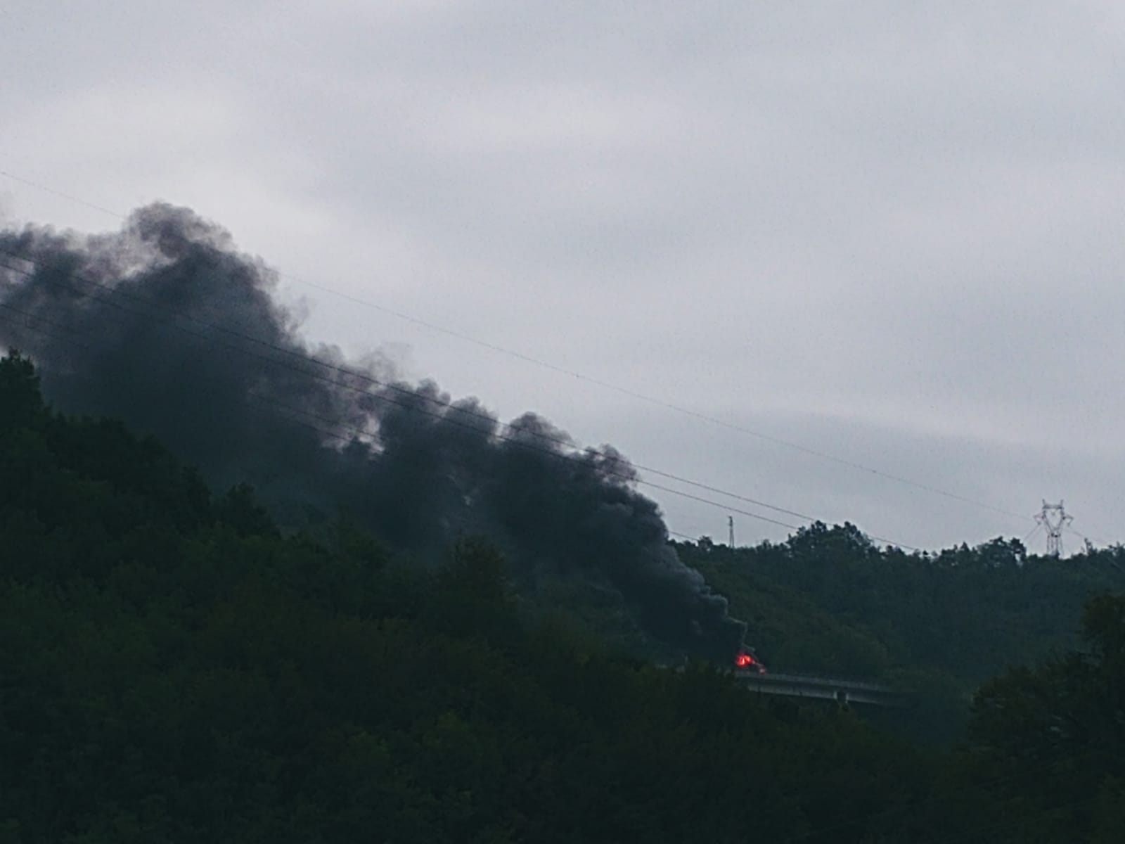 Incendio in A26: camper prende fuoco, coda in direzione Gravellona Toce e in A10