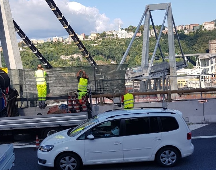 Si fermano in autostrada per fotografare il Ponte Morandi: un telo per allontanare i curiosi