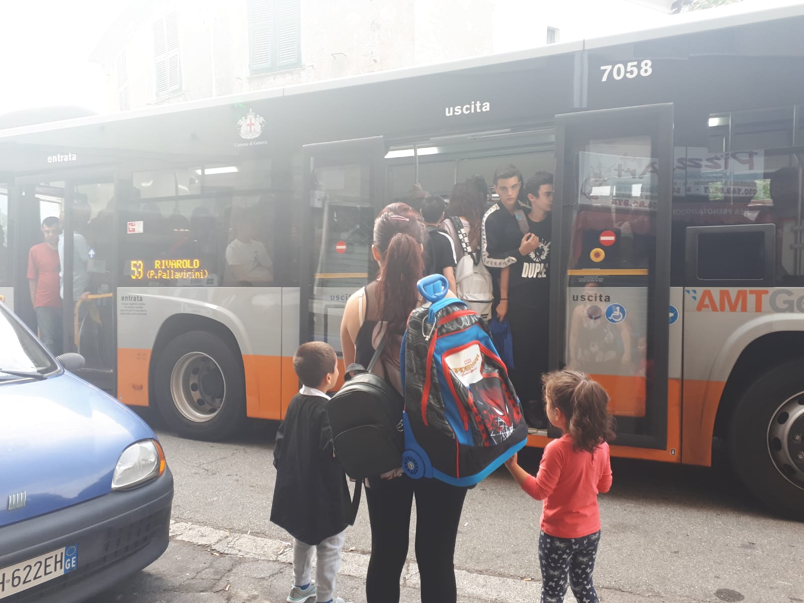 Bus strapieno a Borzoli, impossibile salire. E i 