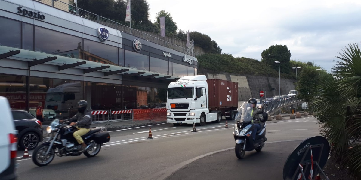 Uscita Genova Aeroporto, degrado sul viadotto: divieto di transito ai tir e rischio caos