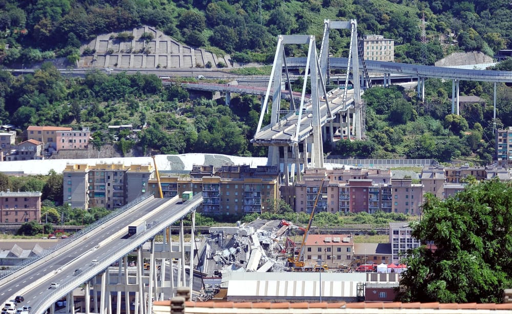 A passeggio sul Ponte Morandi, uomo si siede sul moncone ovest: fermato dai vigili del fuoco