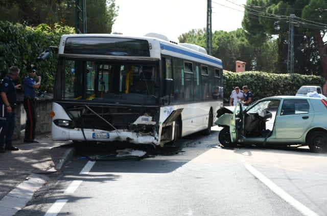 Bordighera, frontale auto-bus: 2 morti e diversi feriti