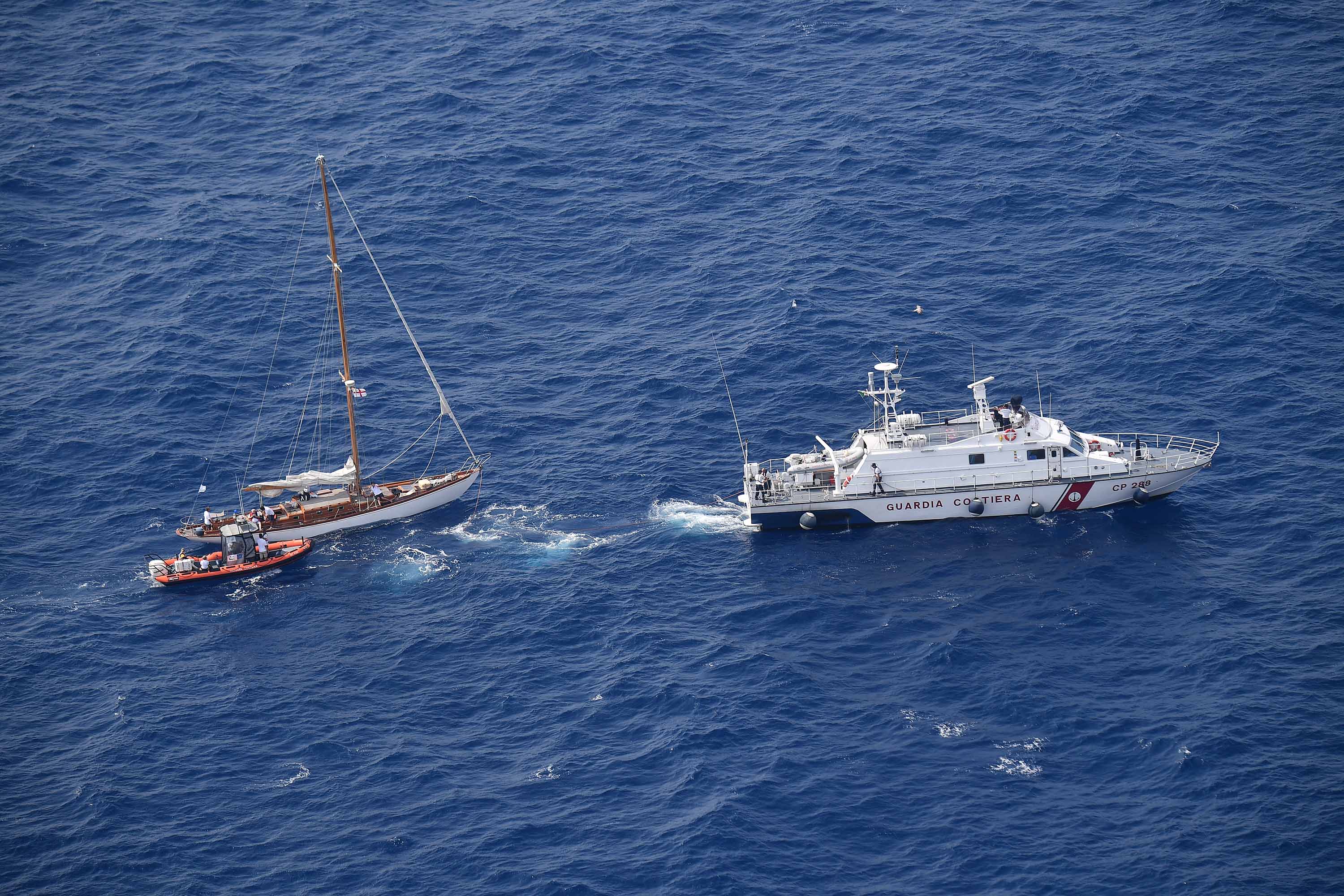 Barca in difficoltà alla Millevele, Capitaneria salva 10 persone