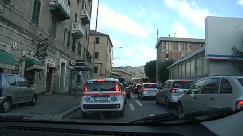 Incidente al casello di Bolzaneto, e il traffico va in tilt in Valpolcevera