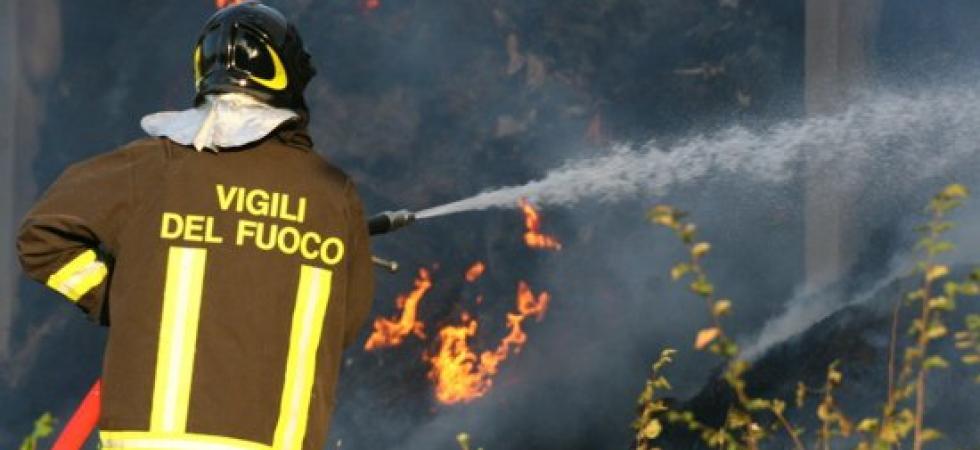 Incendio sulle alture di Sanremo, vigili del fuoco in azione