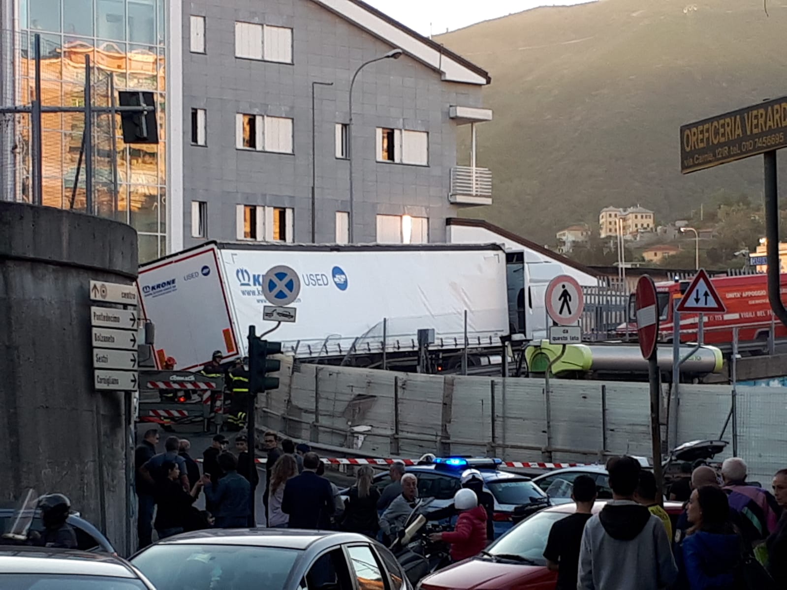 Borzoli: camion in bilico sul guard rail, traffico in tilt