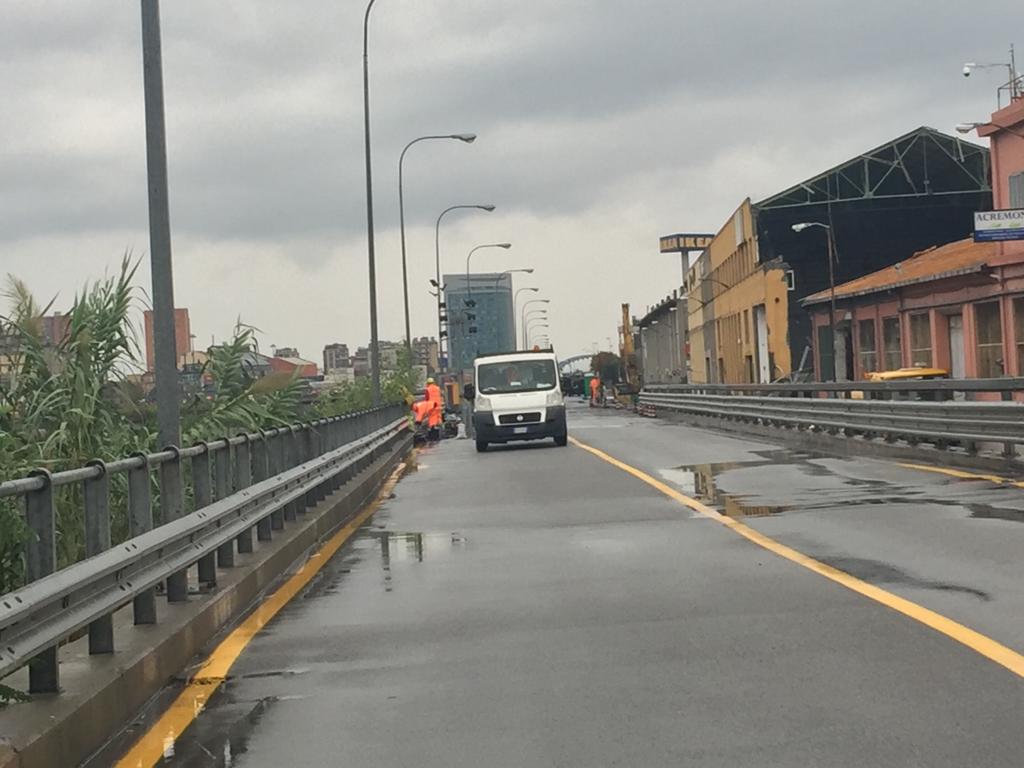 Via 30 Giugno verso la riapertura: operai al lavoro sotto la pioggia 