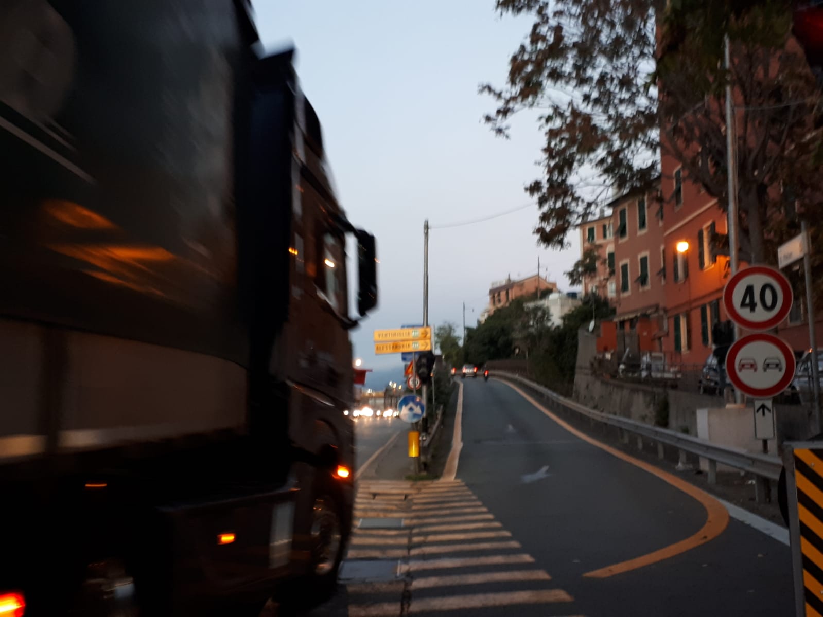 Coda di mezzi pesanti in porto, traffico rallentato