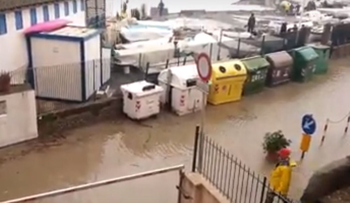 La mareggiata si abbatte su Genova, evacuate alcune abitazioni a Sturla